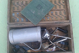 Bednička z povaly plná vecí