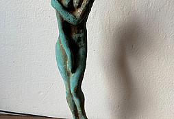 Bronzová soška nahé ženy