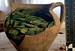 Poklad 1000 mincí ze 17. století objevený v Polsku