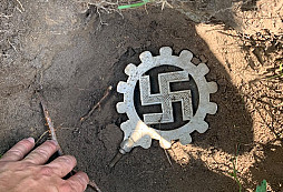 Krásný nález dříve umístěný na vrcholku tyče praporu Deutsche Arbeitsfront (DAF)