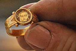 Zlatý prsten s rytinou Krista z 15. Století nalezený ve Švédsku.