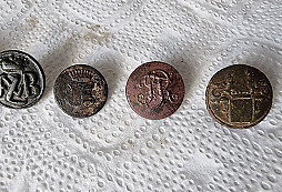 Trochu málo knoflů s erby