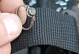 Stříbrný prsten na totálně prohozené lokalitě