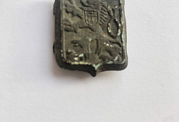 Prosba o určení - 1 Kčs + čepicový odznak