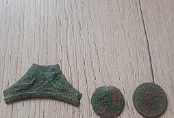 Nevím? Možná k opasku? + mince 