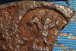 Železný fragment s lilii