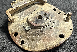 Identifikace kovové součástky u bývalého letiště