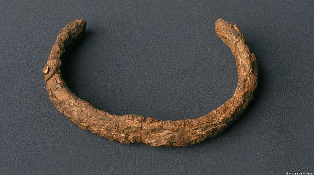 Náramek z meteoritického kovu z pokladu z Villeny, který lupiči nechali na místě. Zdroj: Archeologické muzeum ve Villeně.