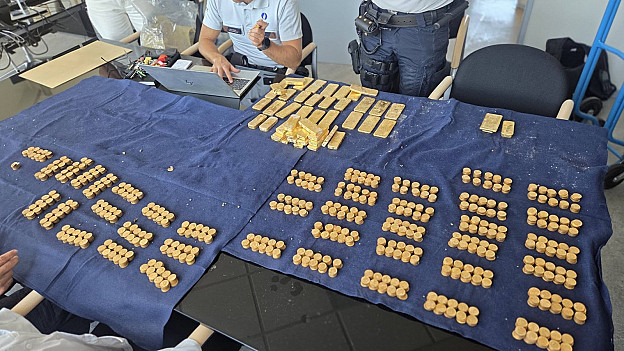 Zlatý poklad, který dělníci objevili v základech budovy v Dendermonde. Zdroj: Policie Dendermonde