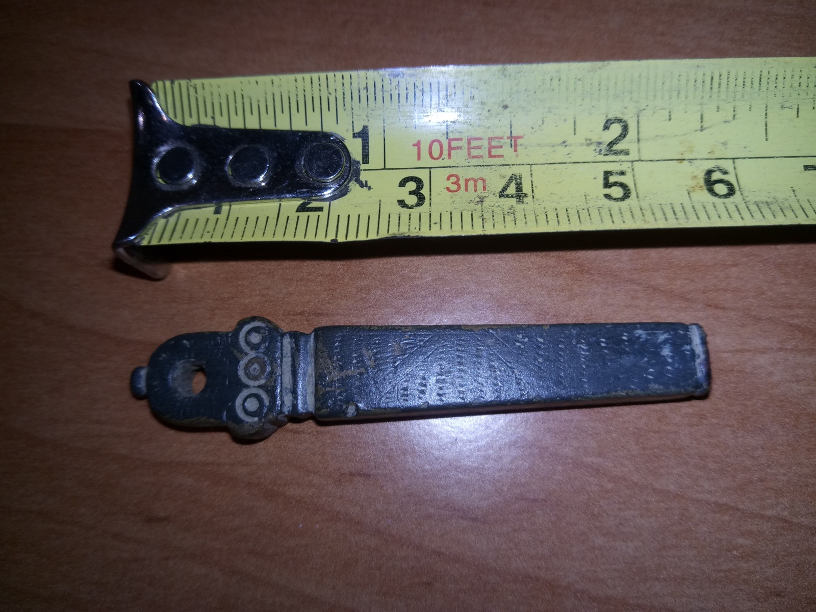 Něco mosazného z pole u vesnice