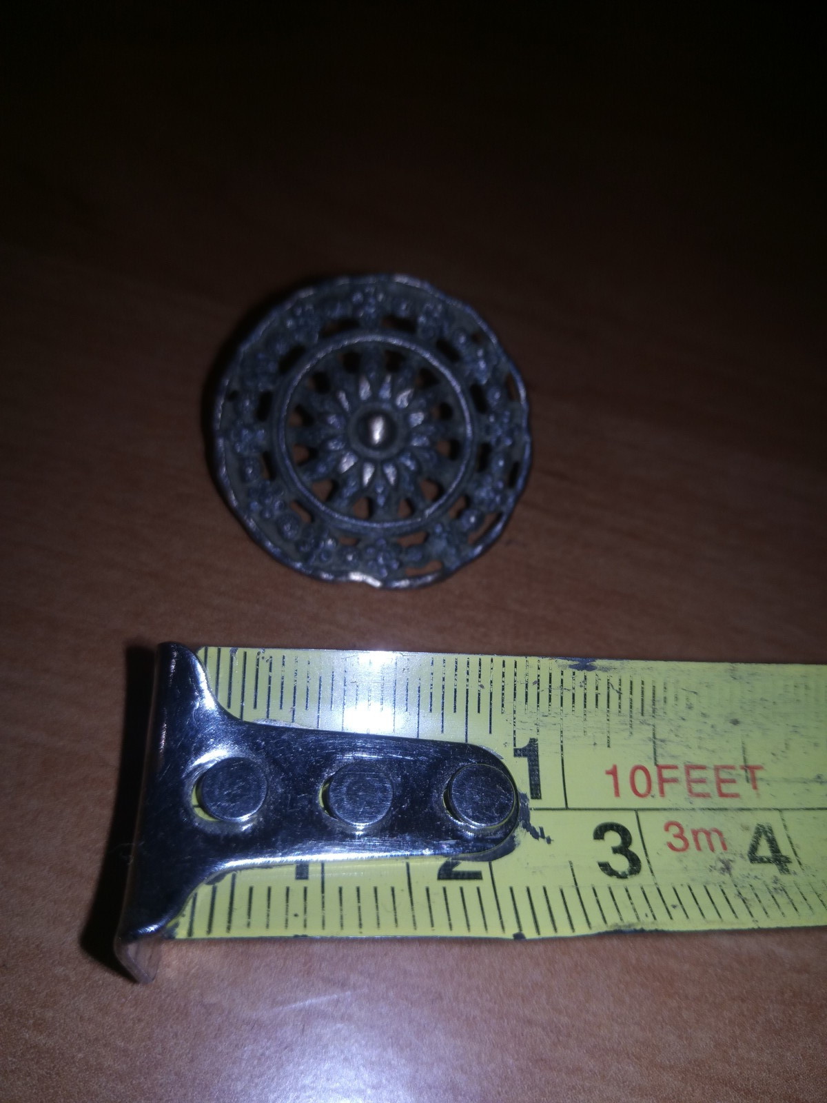 Něco mosazného z pole u vesnice