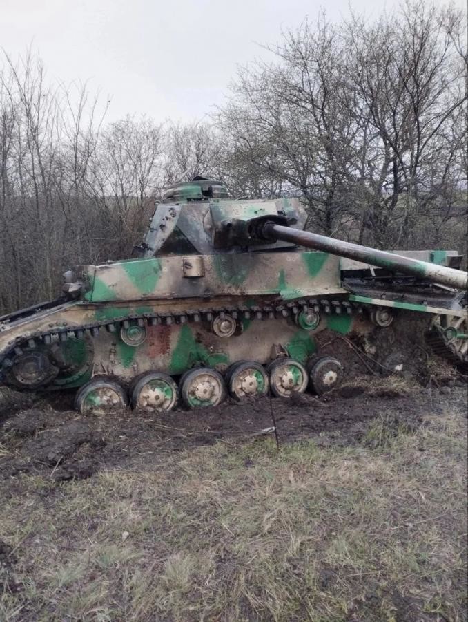 Zničený tank - Ukrajina 2023