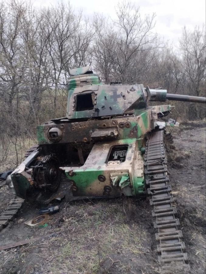 Zničený tank - Ukrajina 2023