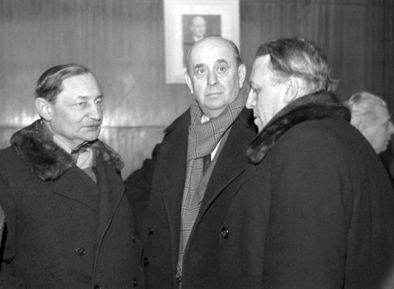 Ruzyňské letiště únor 1948: Náměstek předsedy vlády Fierlinger, Masaryk s náměstkem ministra zahraničních věcí SSSR Zorinem. Vpravo vzadu šedá eminence Heidrich