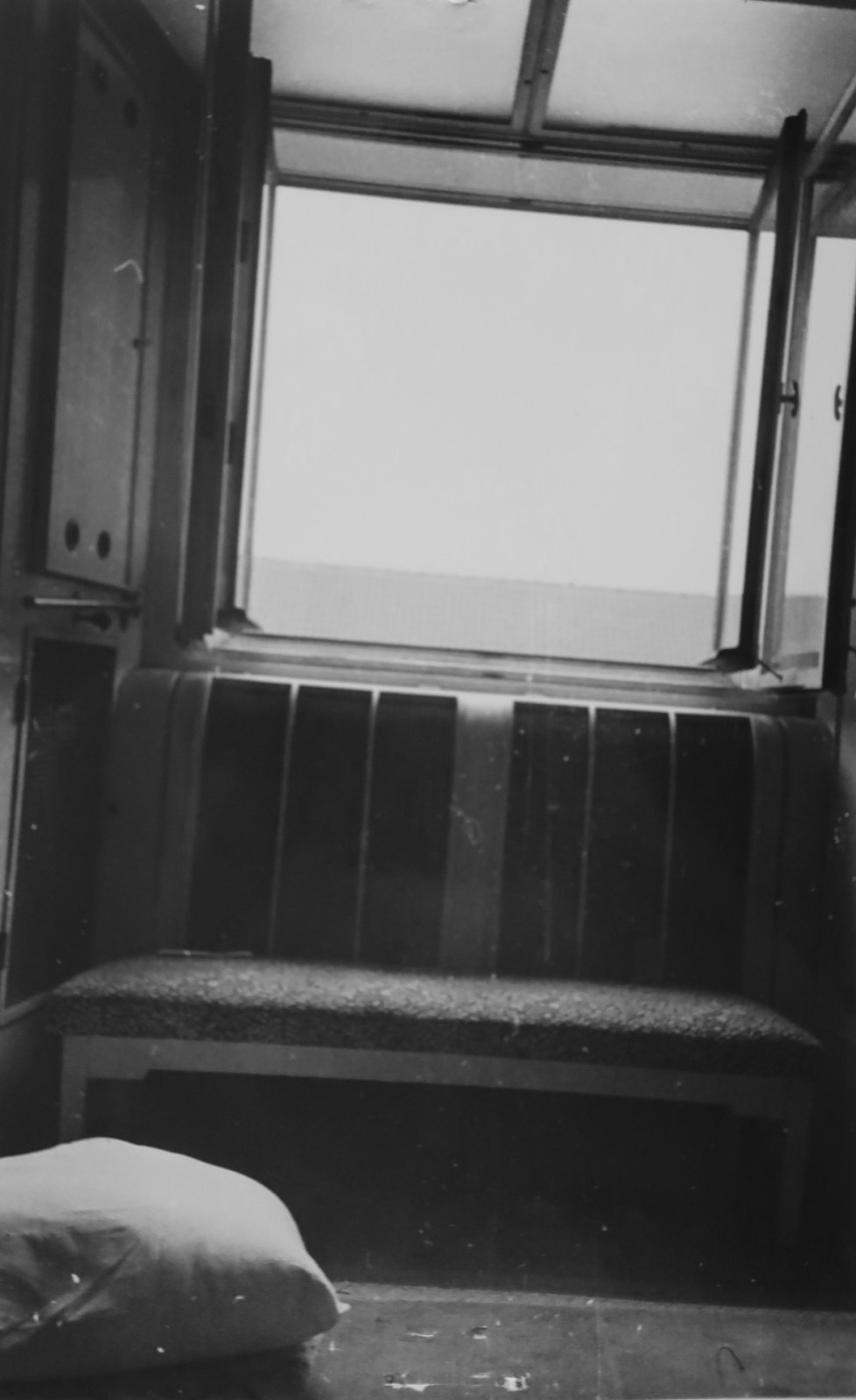 Osudové okno, lavička a polštář v Masarykově koupelně. Snímky pořídil 10. března 1948 dopoledne policejní fotograf Jaroslav Holoubek