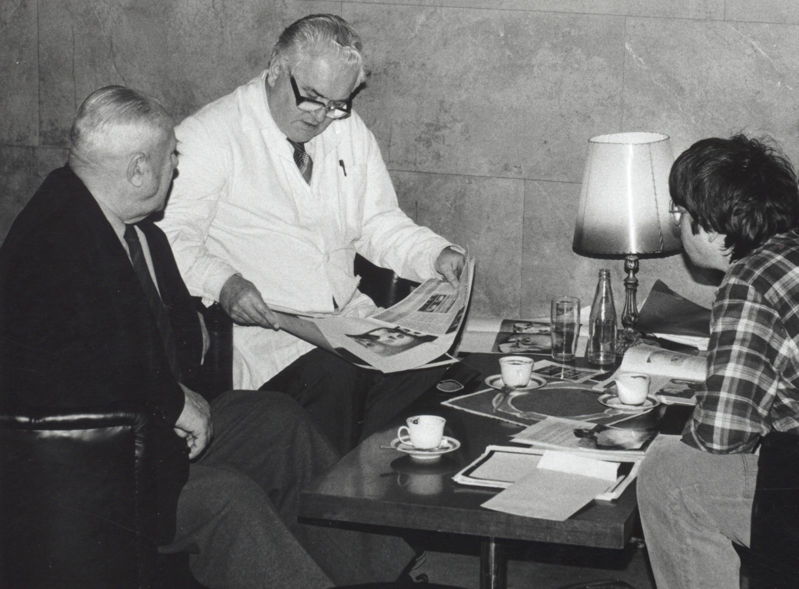 Jedna z řady historických konzultací. Zleva Miloslav Nečásek, Emanuel Vlček a Jaroslav Čvančara