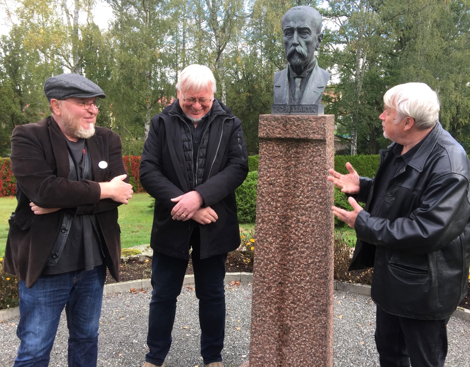 Sezimovo Ústí, Památník a vila Hany a Edvarda Benešových. U busty TGM režisér Oliver Malina-Morgenstern, Pavel Kosatík. Jaroslav Čvančara