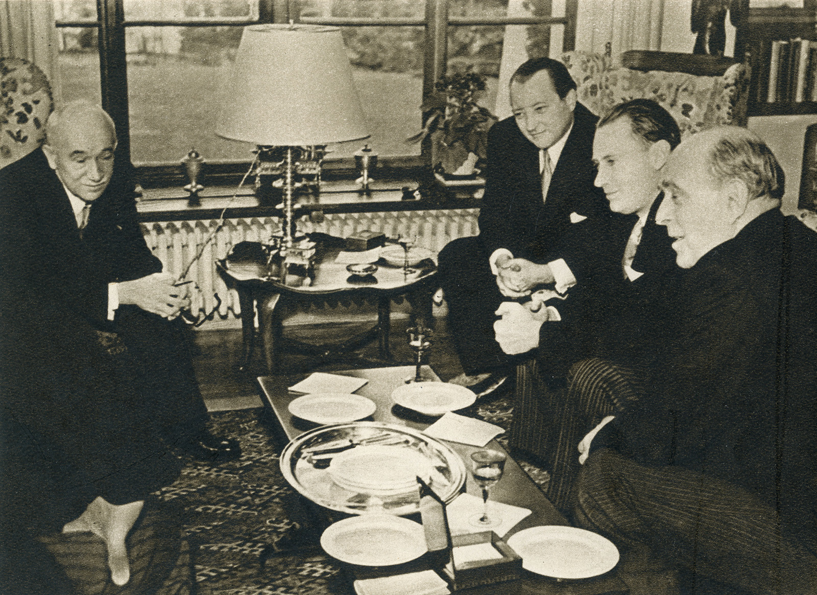 Poslední snímek živého Jana Masaryka: Sezimovo Ústí, 9. 3. 1948. Nástupní audience polského velvyslance Oliszewskiho. Zleva: prezident Beneš, Clementis, Oliszewski a Masaryk