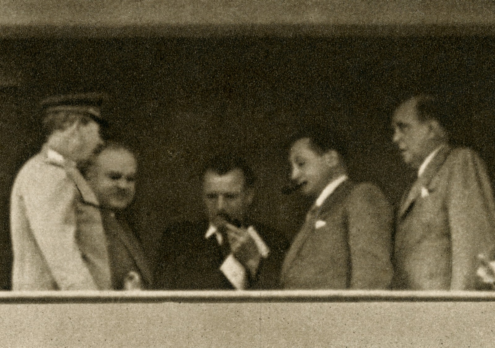Moskva. Zleva: hlavní strůjci masového teroru a represí, Stalin, ministr zahraničí Molotov, československý předseda vlády Gottwald, státní tajemník ministerstva zahraničních věcí Clementis. Vpravo Jan Masaryk